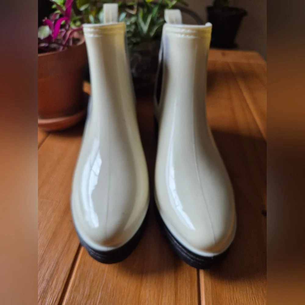 Seven7 Halifax 2070‎ White Rubber Pull On Ankle Rain Boots - Size 8